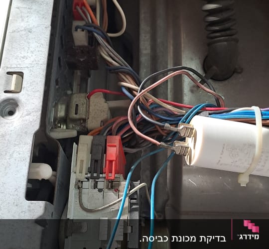 חוטי חשמל צבעוניים מחוברים לרכיבים אלקטרוניים במכשיר